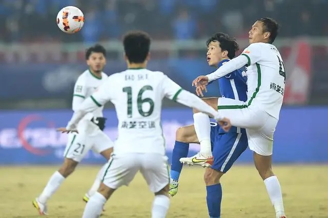 Sun Zheng'ao of Zhejiang FC (1st right) battles the ball against Xie Pengfei (2nd right) of Wuhan Three Towns during the CSL game, December 27, 2022. /Xinhua 
