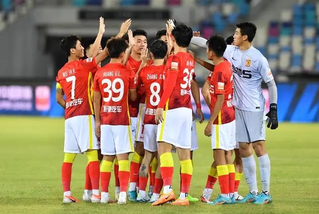 Guangzhou players encourage each other ahead of the 11th round of games at the Chinese Super League in Haikou, Hainan Province, August 7, 2022. /Xinhua