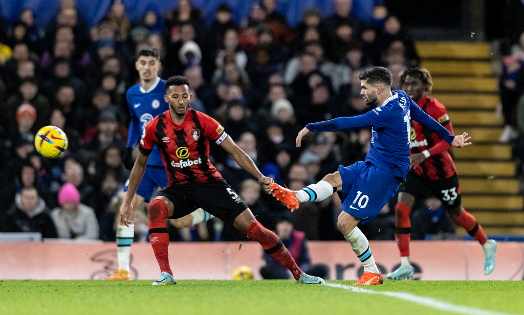 Chelsea's Christian Pulisic (R) shoots at goal during the Premier League match against AFC Bournemouth at Stamford Bridge in London, UK, December 27, 2022. /CFP