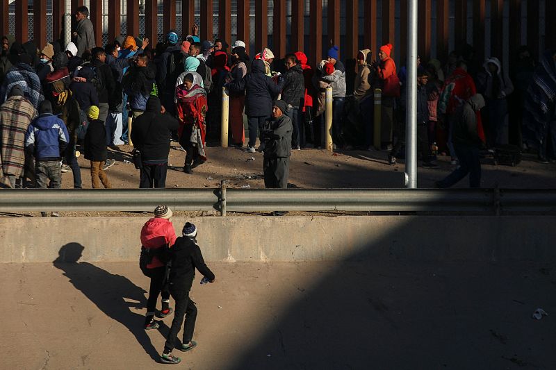 Migrants at the border wall wait to be received by U.S. Border Patrol agents after crossing the Rio Bravo river, known as the Rio Grande in the U.S., from Ciudad Juarez, Chihuahua state in Mexico into El Paso, Texas, U.S., December 21, 2022. /CFP