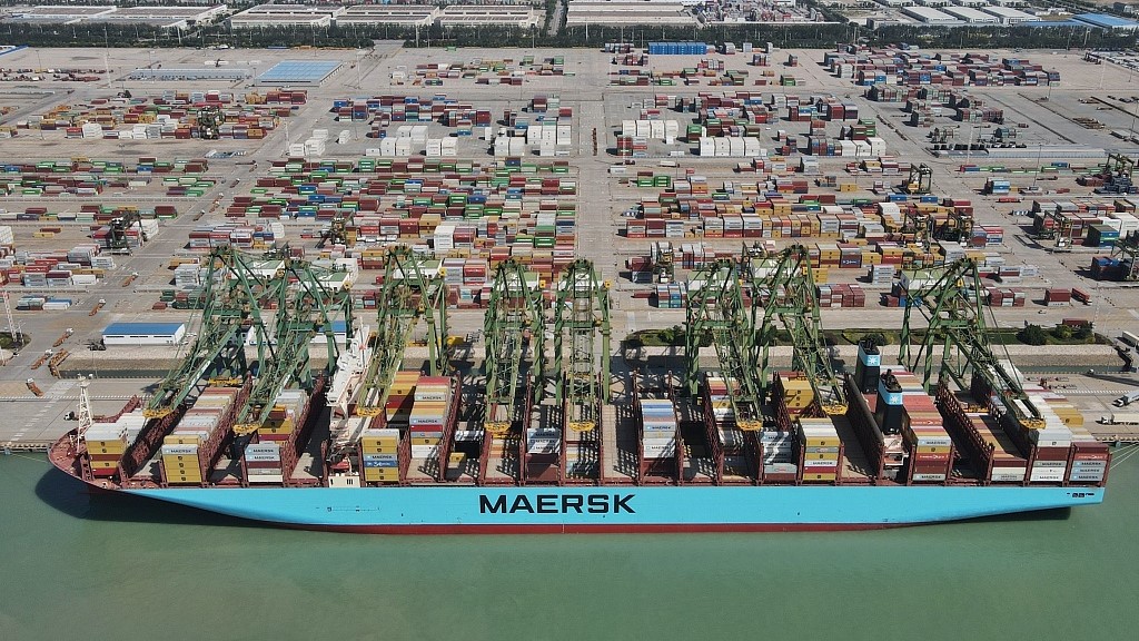 A cargo ship unloads containers at Tianjin Port in north China's Tianjin municipality, September 19, 2022. /CFP