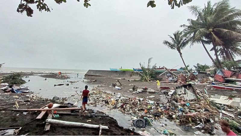 Residents survey damage caused by heavy rain and floods in Oroquieta City, Misamis Occidental, Philippines, December 27, 2022. /CFP