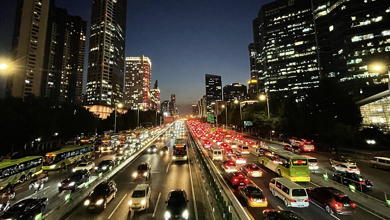 Live: Take a bus tour and experience real-time traffic in Beijing 