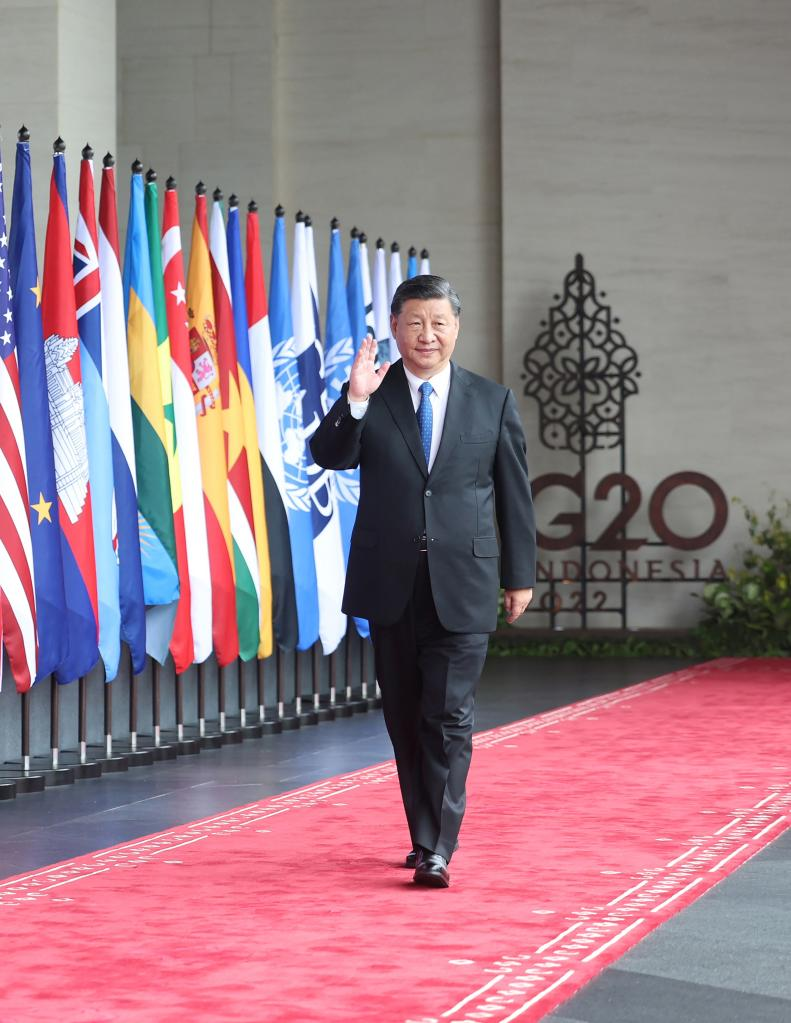 Chinese President Xi Jinping walks to the venue of the 17th G20 summit in Bali, Indonesia, November 15, 2022. /Xinhua