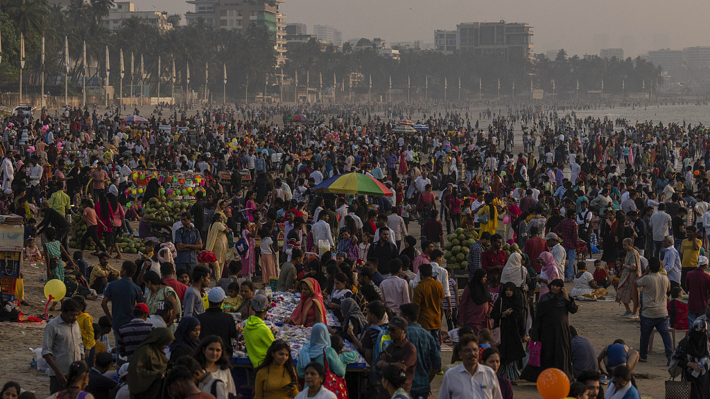 People crowd the Juhu beach on the Arabian Sea coast in Mumbai, India, Sunday, November 13, 2022. /CFP