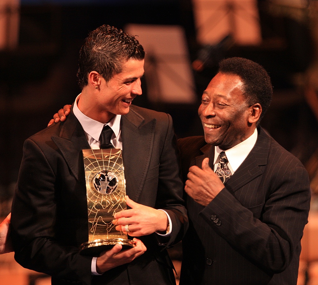 Cristiano Ronaldo (L) accepts his FIFA World Player of the Year award from football legend Pele at the Zurich Opera House in Zurich , Switzerland, December 17 , 2007. /CFP