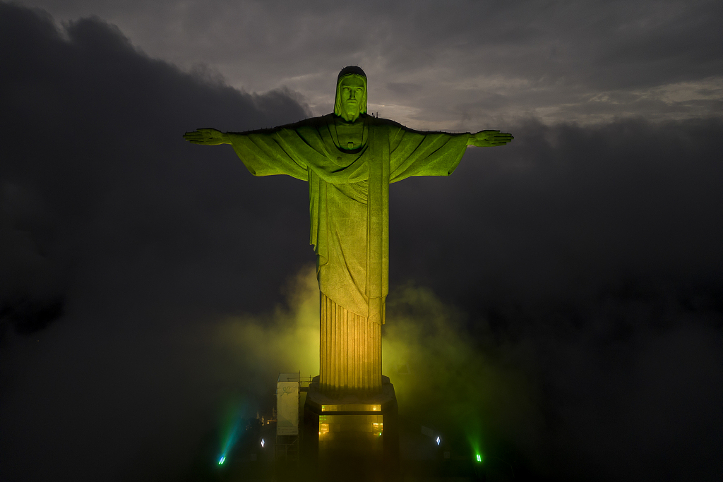 Christ the Redeemer statue is illuminated in the colors of the Brazilian national flag to honor late football legend Pele in Rio de Janeiro, Brazil, December 29, 2022. /CFP