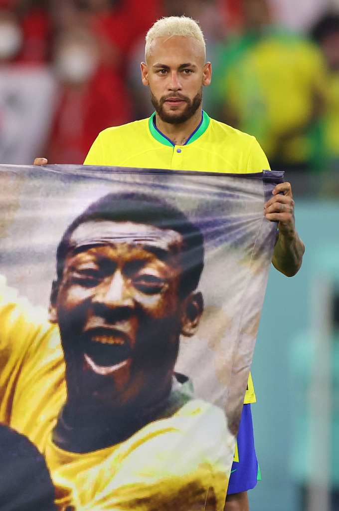 Brazil's Neymar holds a banner in support of Pele after their World Cup win over South Korea at Stadium 974 in Doha, Qatar, December 5, 2022. /CFP