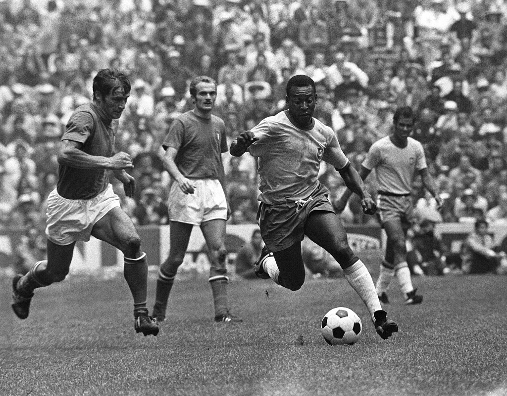 Pele dribbles during Brazil's World Cup clash with Italy in Mexico, June 21, 1970. /CFP