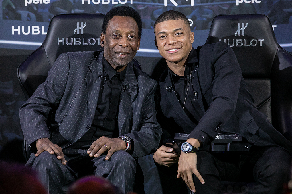 Pele (L) and Kylian Mbappe attends a football activity at Hotel Lutetia in Paris, France, April 2, 2019. /CFP