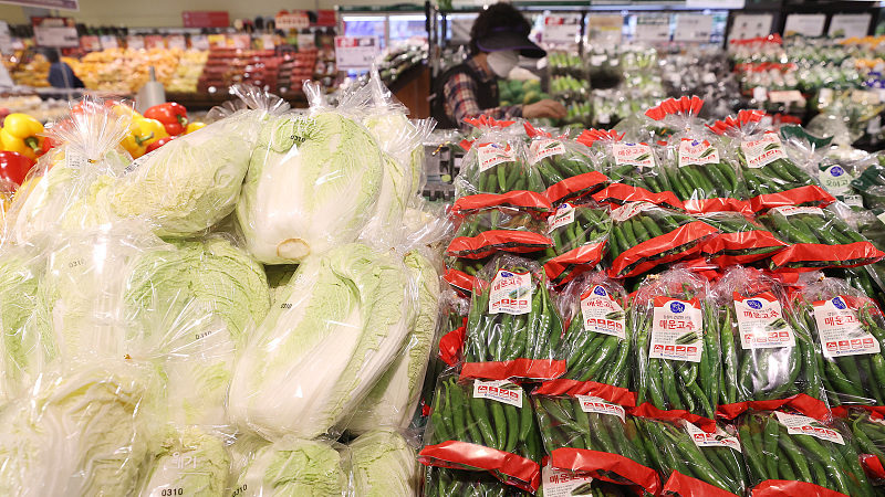 Customers shop for food at a supermarket in Seoul, South Korea, October 6, 2022. /CFP