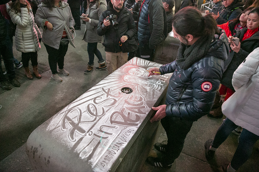 An artist uses table salt to draw a tribute to late football legend Pele in Times Square in New York, U.S., December 29, 2022. /CFP