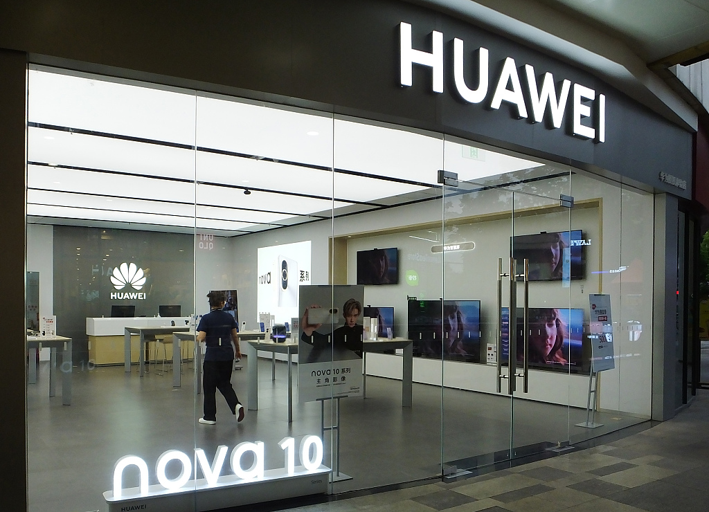 A flagship store of mobile brand Huawei in Yichang, China, July 18, 2022. /CFP