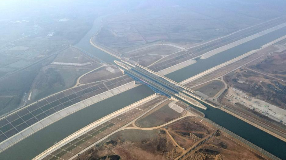 An aerial photo shows an aqueduct of the Pihe River over a mega water project to divert water from the Yangtze River to the Huaihe River, in east China's Anhui Province, December 30, 2022. /Xinhua