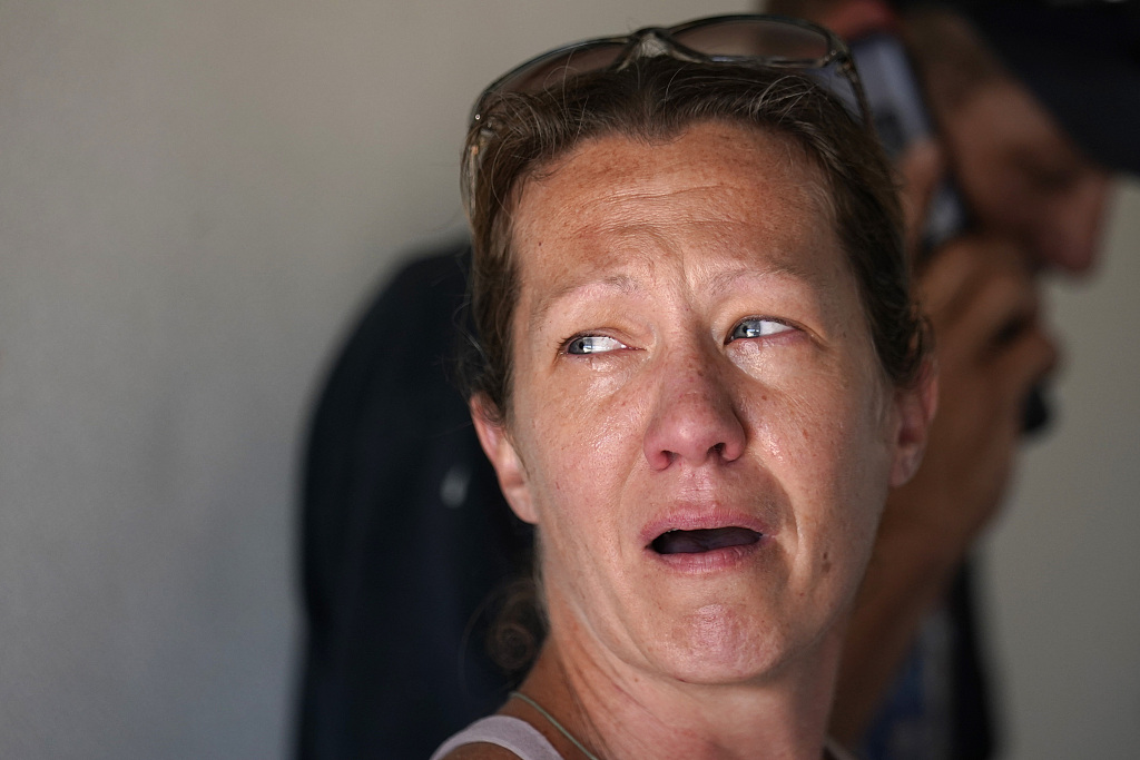 Melanie Kayson, a resident of Pine Island, Fla., USA, cries as she is evacuated in the aftermath of Hurricane Ian on Oct. 2, 2022. The only bridge to the island is heavily damaged so it can only be reached by boat or air. /VCG