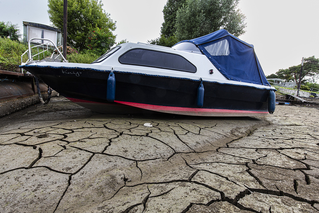 Leisure boats lie on the dried-up bottom of a river in the Netherlands as water levels in Dutch rivers reached critically low levels on Aug 16, 2022. Europe's major rivers were shrinking due to the most severe drought in 500 years. /VCG
