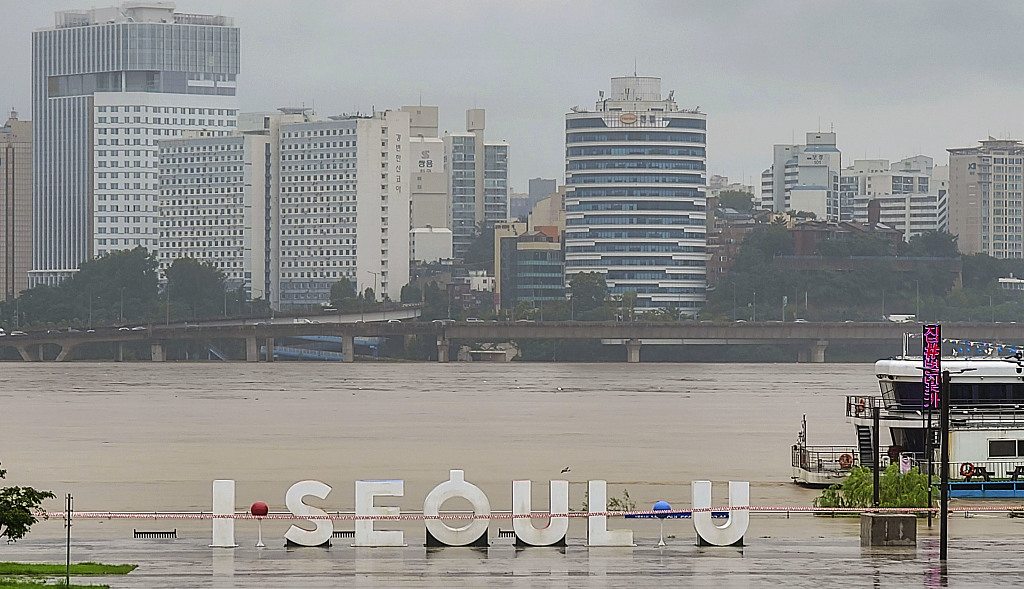 Photo taken in Seoul, capital of South Korea, on Aug. 9, 2022, shows the Han River overflowing due to record torrential rain. /VCG