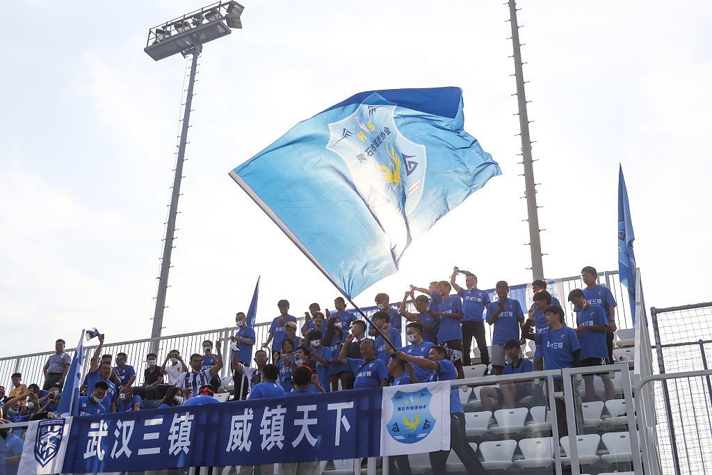 Fans of Wuhan Three Towns cheer for the team during a public training session at Optical Valley Football Park in Wuhan, central China's Hubei Province, September 30, 2022. /CFP
