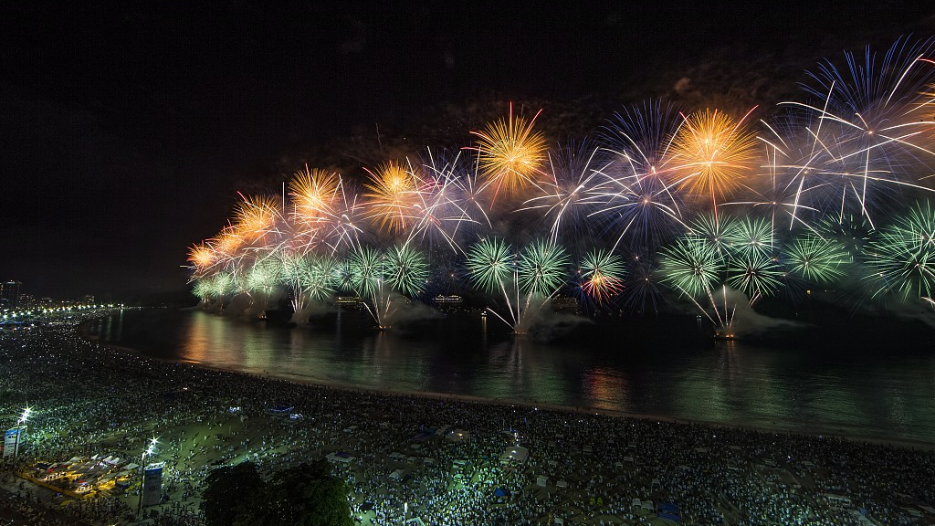 Live: The grand Reveillon party and New Year fireworks in Rio de Janeiro 