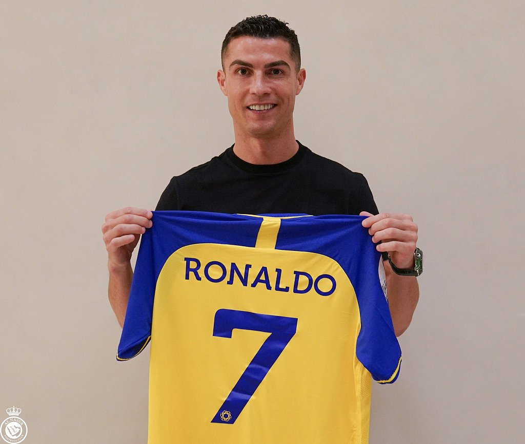 Cristiano Ronaldo holds up the Al-Nassr's blue and yellow shirt in Madrid, Spain, December 30, 2022. /Al-Nassr's official Twitter account