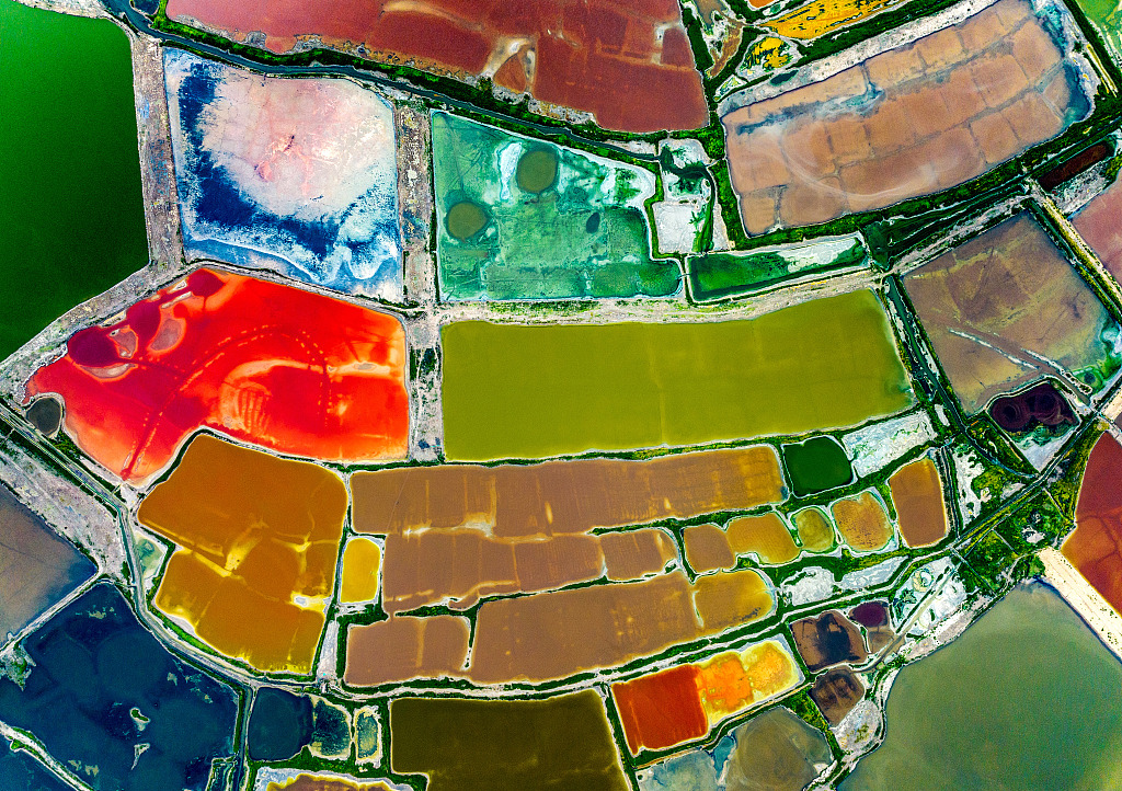 The variation in the concentration of salt, bacteria and algae makes this salt lake in Yuncheng City, north China's Shanxi Province resemble a vibrant color palette from above in August 2022. /CFP