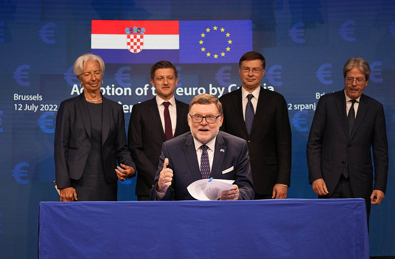   Cérémonie de signature de l'adhésion de la Croatie à l'euro à Bruxelles, le 12 juillet 2022. /CFP