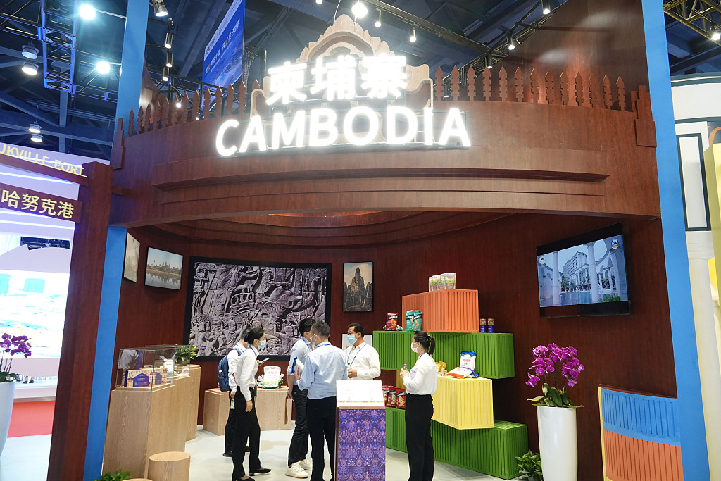 People visit the Cambodia booth during the 19th China-ASEAN Expo in Nanning, south China's Guangxi Zhuang Autonomous Region, September 16, 2022. /Xinhua