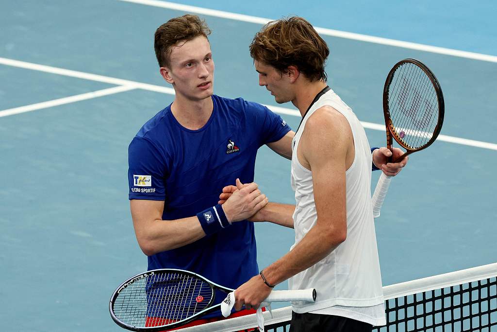 Jiri Lehecka (L) of the Czech Republic shakes hands with Alexander Zverev of Germany after their match at the United Cup in Sydney, Australia, December 31, 2022. /CFP