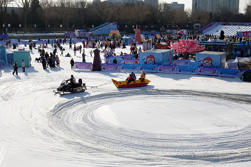 Visitors take part in various ice and snow sports at Taoranting Park in Beijing, China, December 31, 2022. /CFP