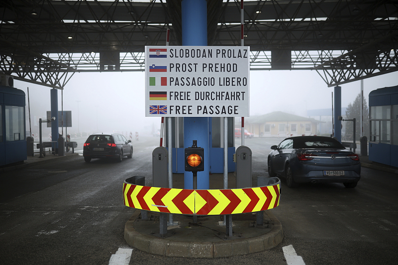 Cars pass through the Rupa border between Croatia and Slovenia without interruption, Croatia, January 1, 2023. /CFP
