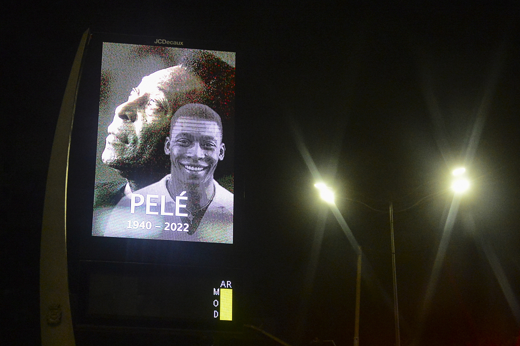 Tributes to Pele line the route as his coffin is transferred to the city of Santos in Sao Paulo, Brazil, January 2, 2023. /CFP