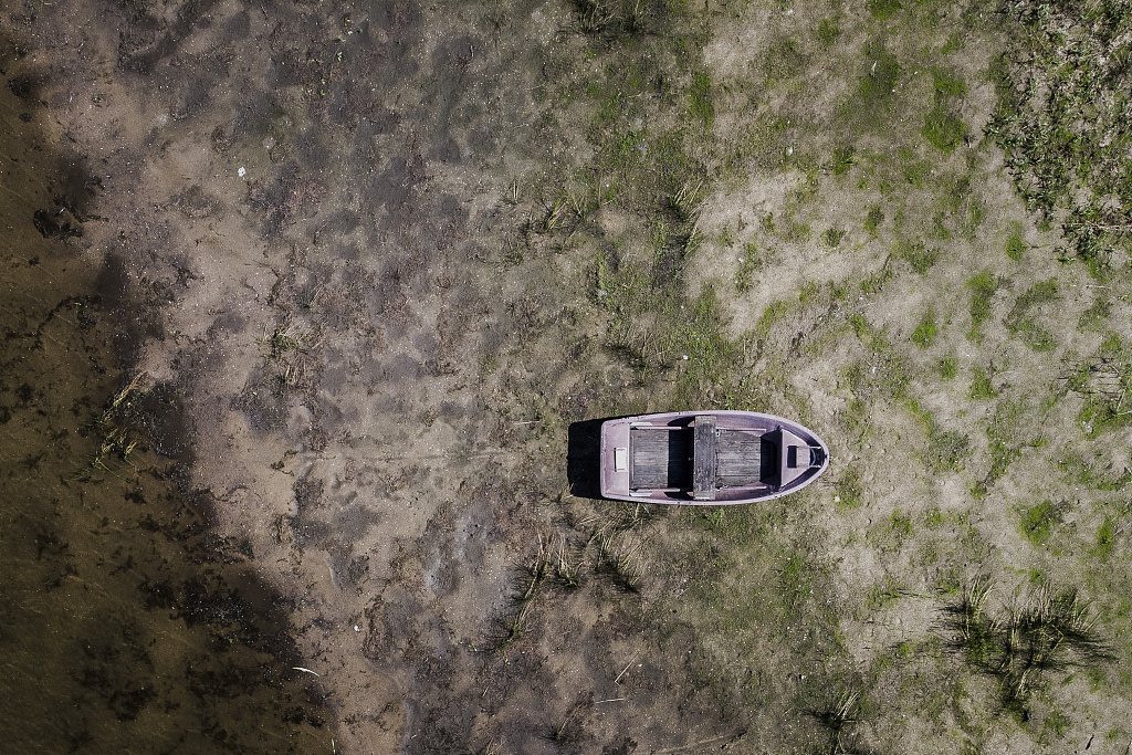 A boat is pictured on a nearly dried-out strand in Waldhufen, Germany, August 16, 2022. /CFP