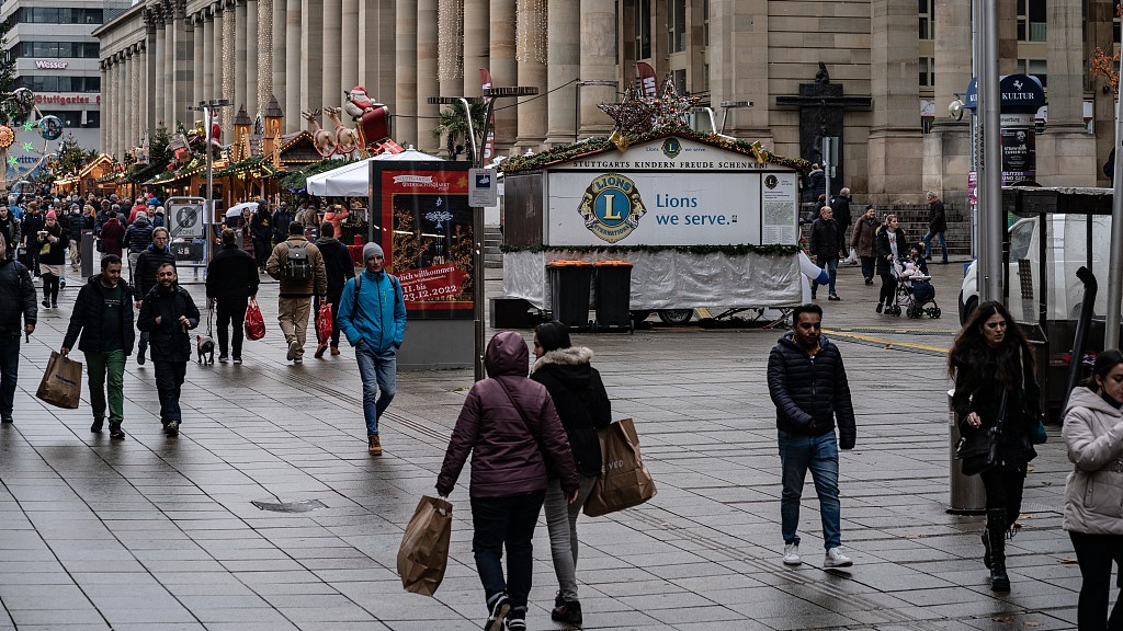 Shoppers visit Christmas stalls and attractions on the Konigstrasse pedestrianized street in Stuttgart, Germany, November 28, 2022. /CFP