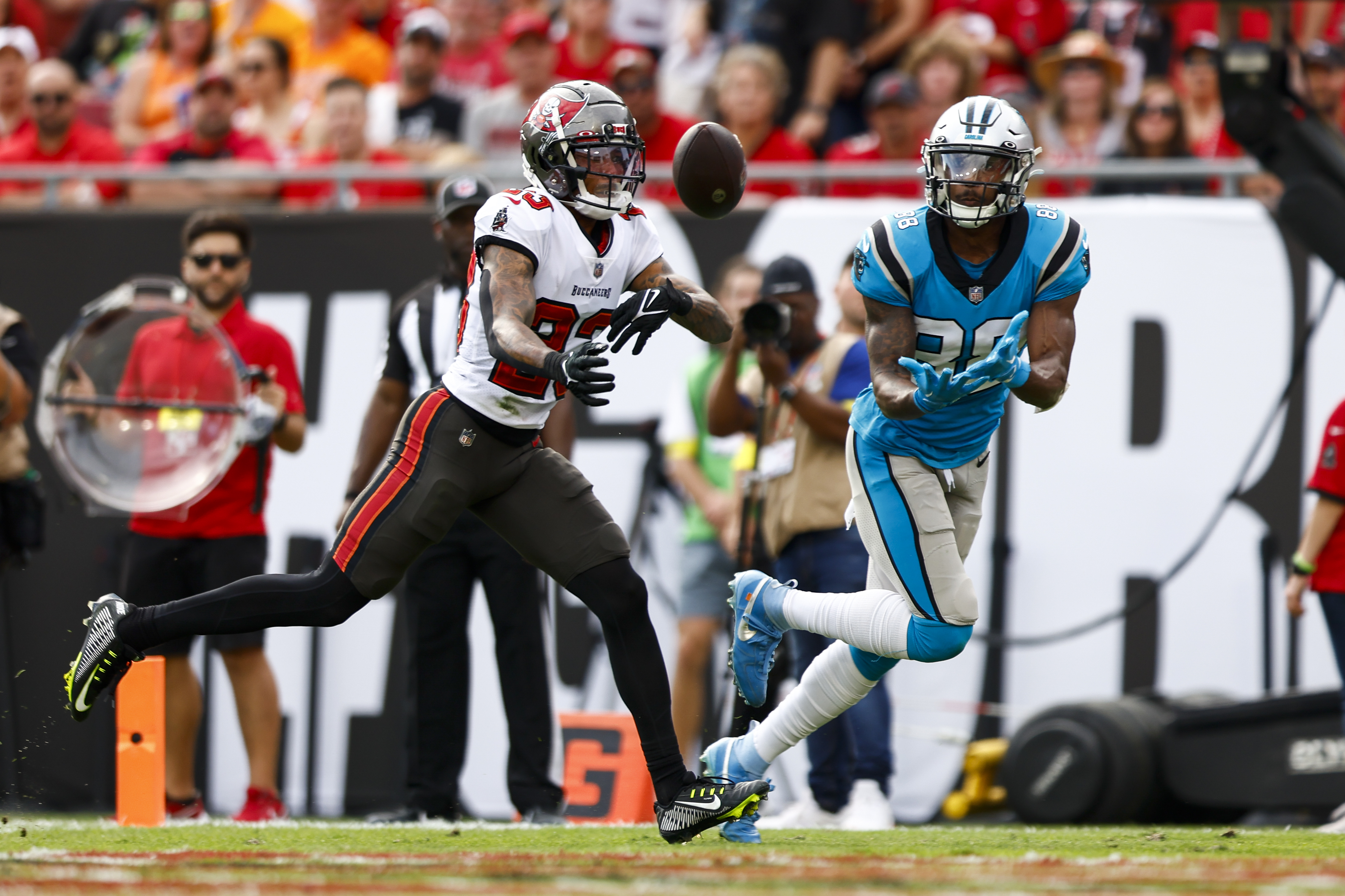 Cornerback Sean Murphy-Bunting (L) of the Tampa Bay Buccaneers breaks a pass in the game against the Carolina Panthers at Raymond James Stadium in Tampa, Florida, January 1, 2023. CFP