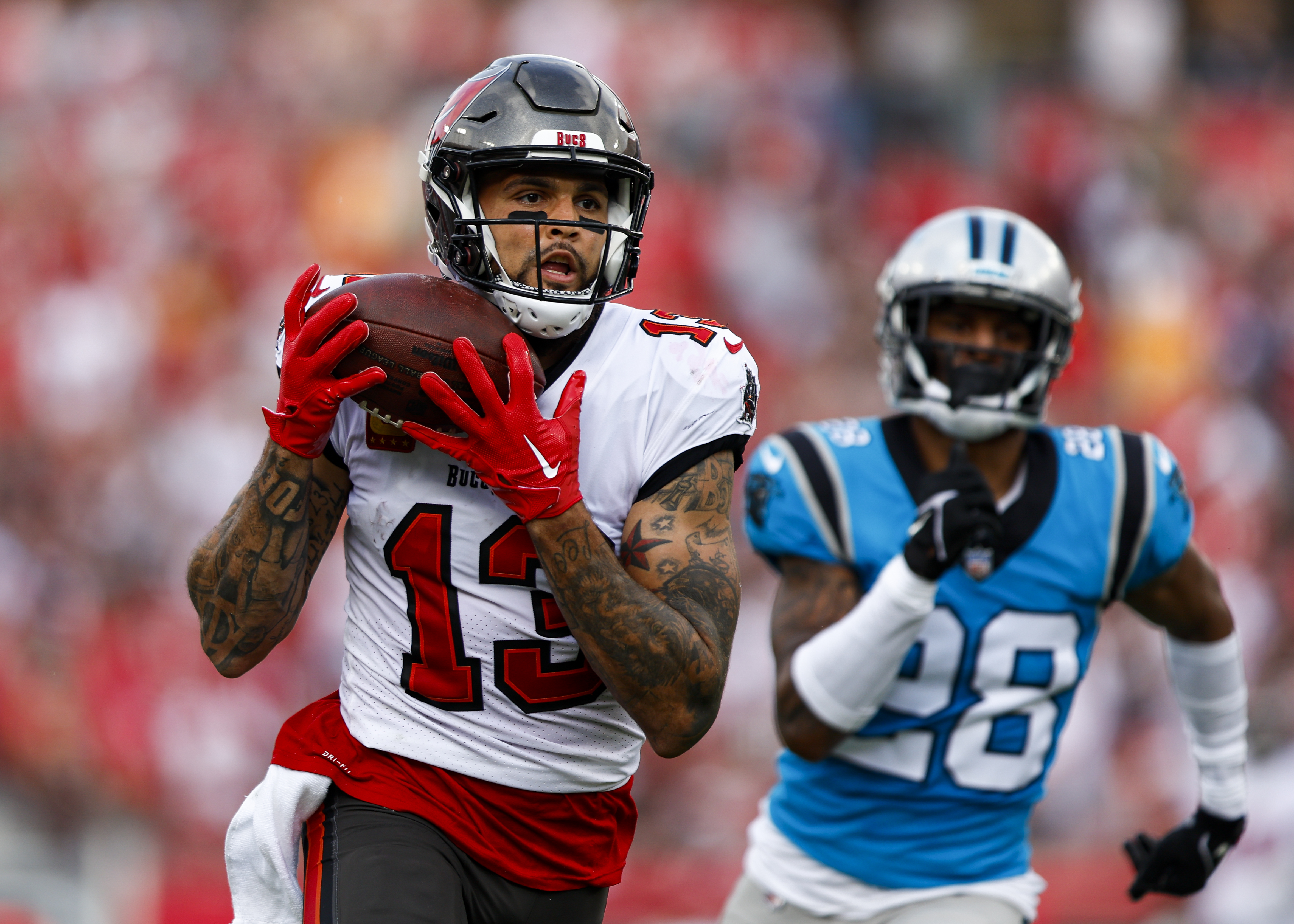 Wide Receiver Mike Evans (L) of the Tampa Bay Buccaneers catches the ball to score a touchdown against the Carolina Panthers at the Raymond James Stadium in Tampa, Florida, January 1, 2023. CFP