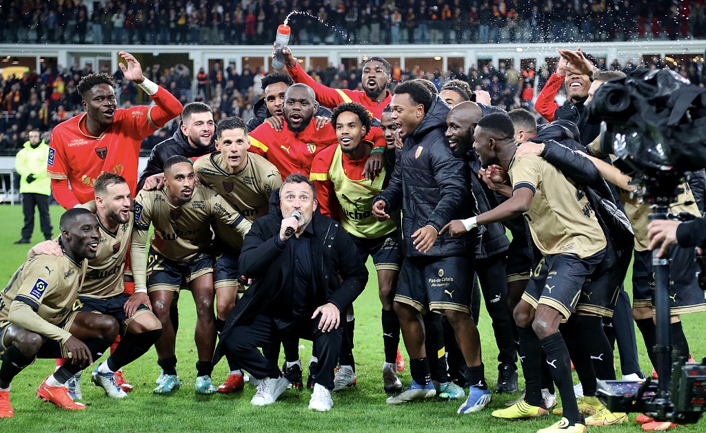 Lens players celebrate their Ligue 1 victory over Paris Saint-Germain at Stade Bollaert-Delelis in Lens, France, January 1, 2023. /CFP