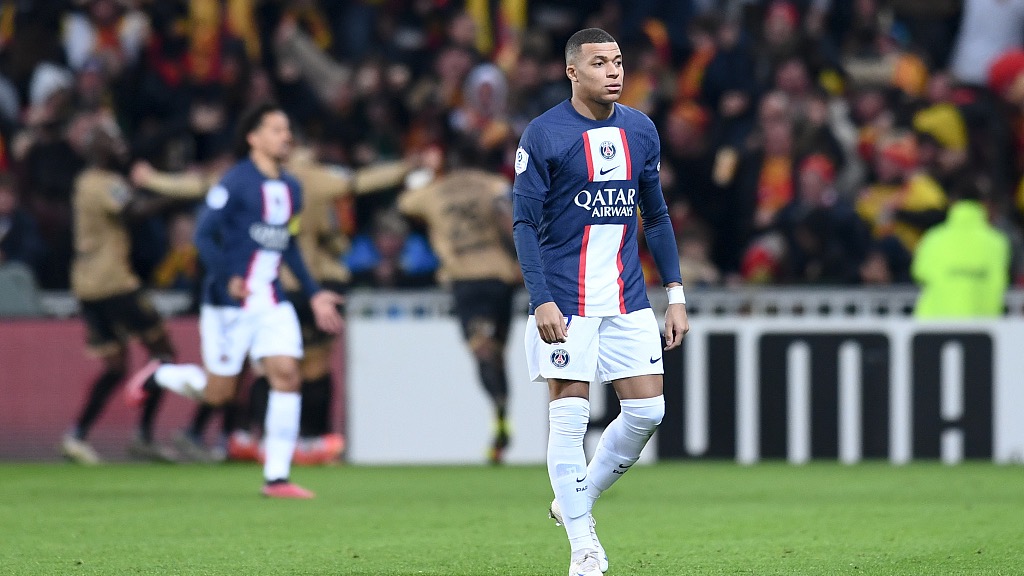 Paris Saint-Germain striker Kylian Mbappe reacts after their Ligue 1 loss to Lens at Stade Bollaert-Delelis in Lens, France, January 1, 2023. /CFP