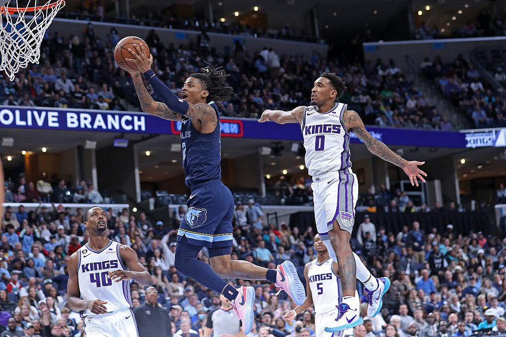 Ja Morant (L) of the Memphis Grizzlies drives toward the rim in the game against the Sacramento Kings at FedExForum in Memphis, Tennessee, January 1, 2023. /CFP