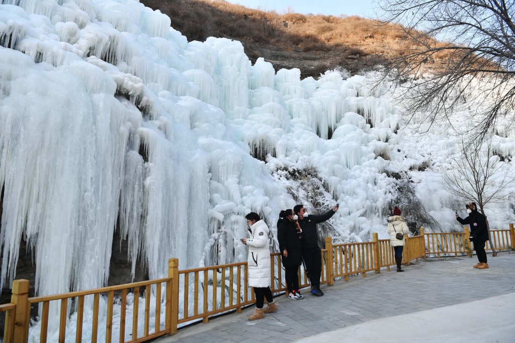 Natural tourist sites in China become popular during New Year holiday