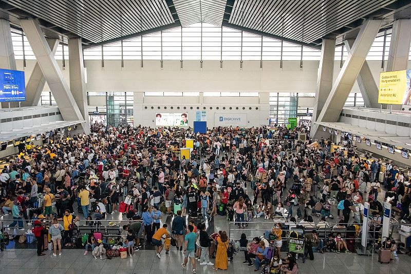 Passengers wait for information about their flights at terminal 3 of Ninoy International Airport in Pasay, Manila, Philippine, January 1, 2023. /CFP
