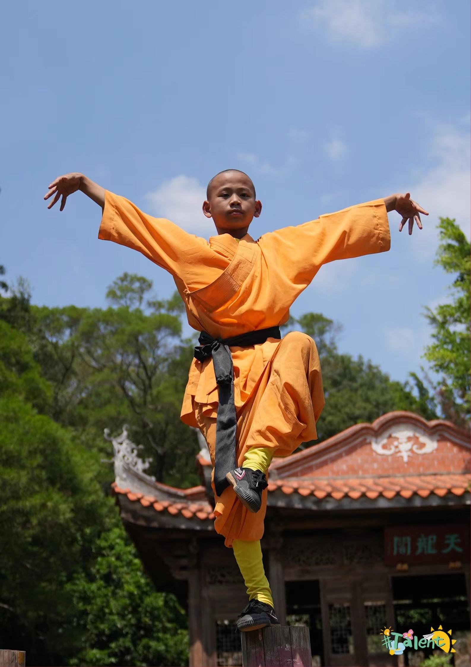 Xu Haican shows his kung fu pose.