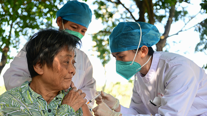 A medical worker administers a dose of COVID-19 vaccine to a senior resident in Hainan, China, December 22, 2022. /Xinhua