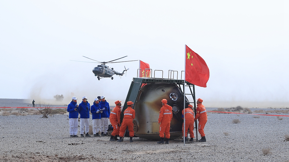 Personnel at work after the landing of the Shenzhou-13 manned spacecraft at Dongfeng Landing Site, Inner Mongolia Autonomous Region, North China, April 16, 2022. /CFP