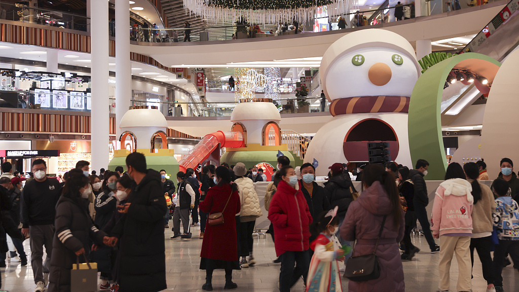 Shoppers at a shopping mall in Beijing, China, January 2, 2023. /CFP