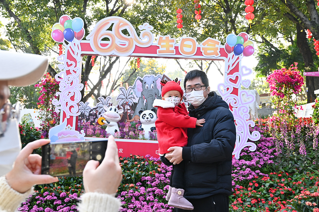 Visitors pose for a photo at Guangzhou Zoo, Guangdong Province, south China, January 1, 2023. /CFP
