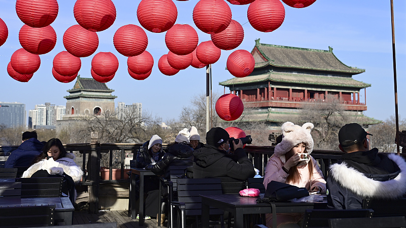 People sit outside a cafe in the scenic area of Shichahai in Beijing, China, January 1, 2023. /CFP 