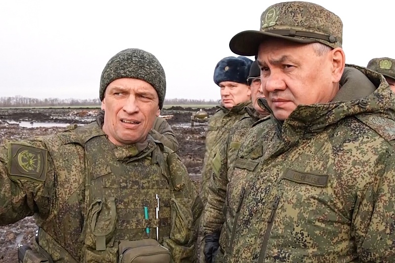Russia's Defence Minister Sergei Shoigu (R) visits combat units, December 22, 2022. /CFP