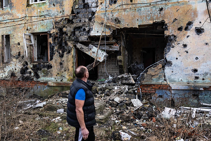 A man checks destruction around his shelter in the city of Izium, Ukraine, January 2, 2023. /CFP
