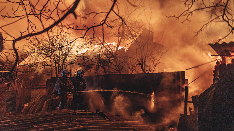 A fire after shelling on the Bakhmut frontline in Ivanivske, Donestk region, January 2, 2023. /CFP