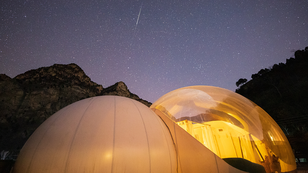 A meteor of the Quadrantids passes over the tents in Shicheng Town, Miyun District, Beijing, China, January 3, 2022. /CFP